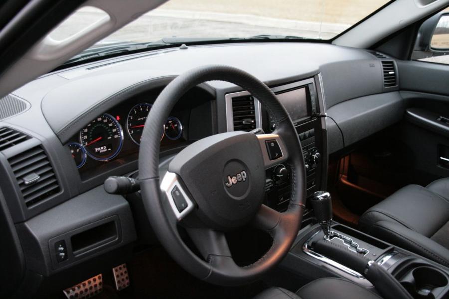  Jeep Grand Cherokee SRT8 2009 года  (фото 18 из 26)